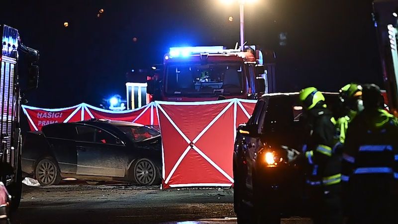 Vážná nehoda v Praze: Dva mrtví, těžce zraněné dítě